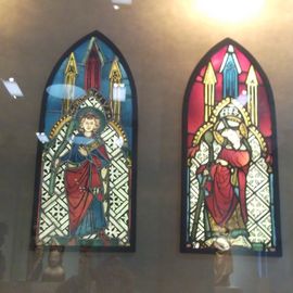 Bleiglasfenster Mittelrhein 1280 90 mit den Darstellungen der Hl. Pankratius und Lambertus mit architektonischem Hintergrund
