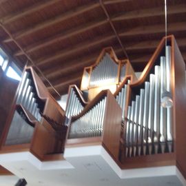 Orgel im hinteren Bereich der Kirche