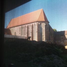 Blick vom Musiksaal auf die Bau- und Ausgrabungsst&auml;tte neben dem Museum 