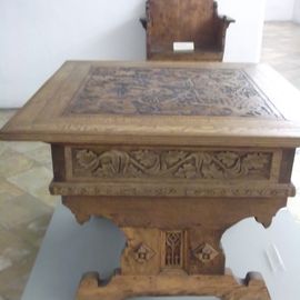 Schreibtisch und Stuhl in einer Mönchszelle