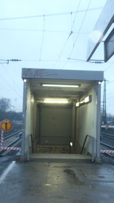 der wenig ansehnliche Ein- und Ausgang des S-Bahnhofs Düsseldorf-Oberbilk