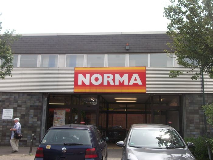 die Filiale des Discounters Norma mit dazu gehörigem Parkplatz