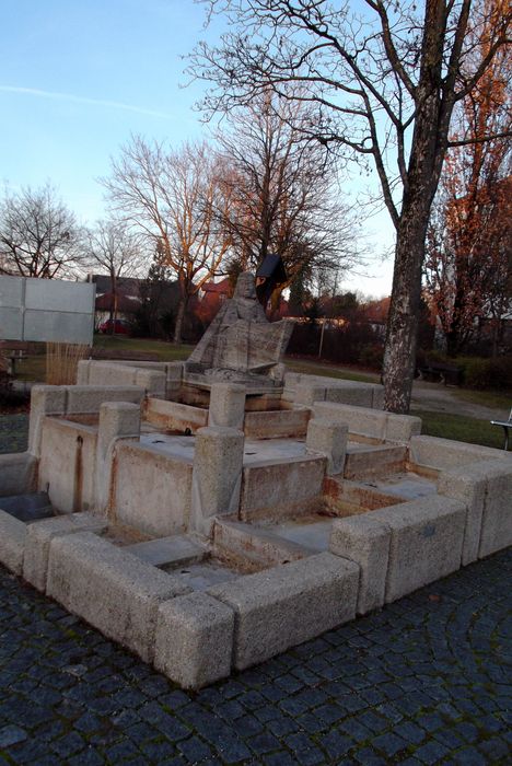 unbekannter Brunnen vor der kath. Kirche Maria Patrona Bavariae