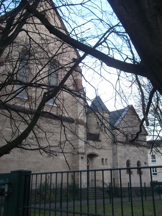 Seitenansicht auf die kath. Kirche Maria Rosenkranz 