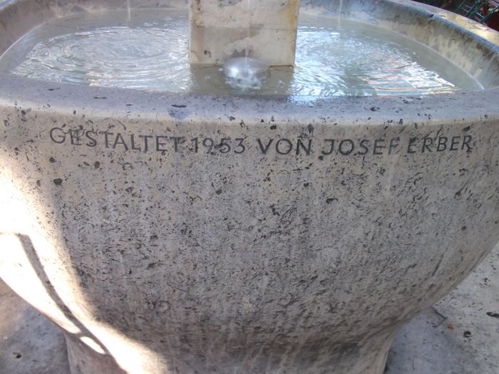 Inschrift auf der Brunnenschale