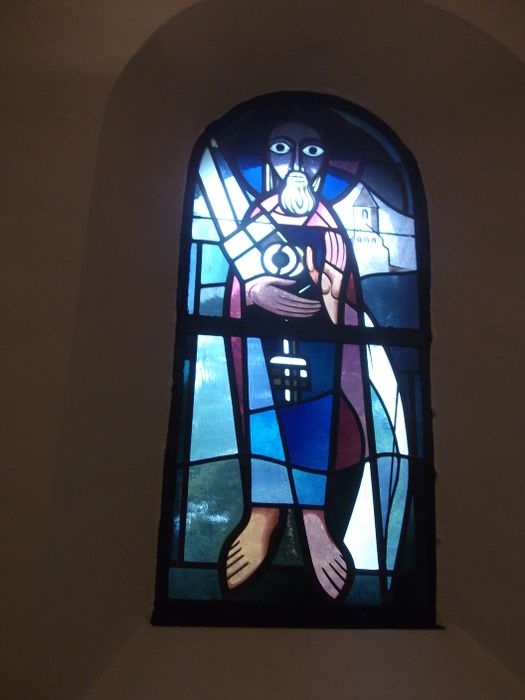 Bleiglasfenster Heiliger Petrus, erkennbar an dem abstrakten Schlüssel 