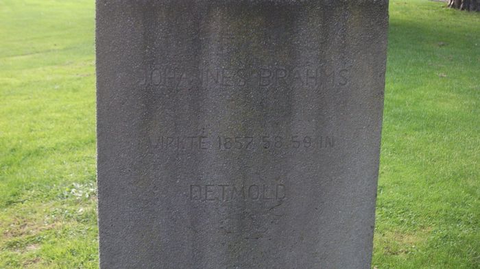 Inschrift auf der Stele: Johannes Brahms wirkte 1857-59 in Detmold
