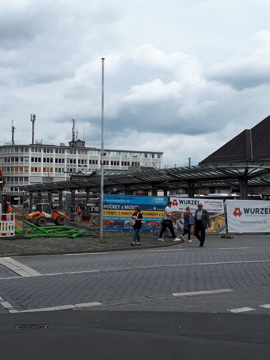 statt Busbahnhofs gibt es eine große Baustelle :/!