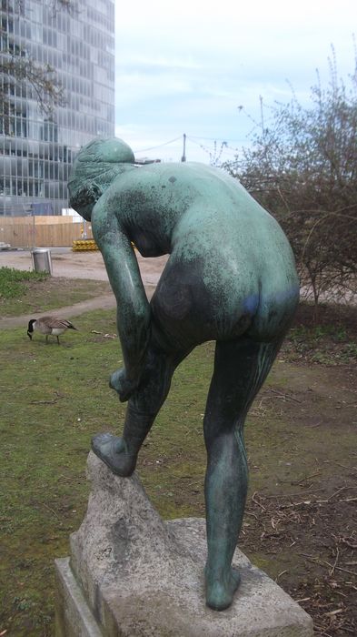 Skulptur Sandalenbinderin