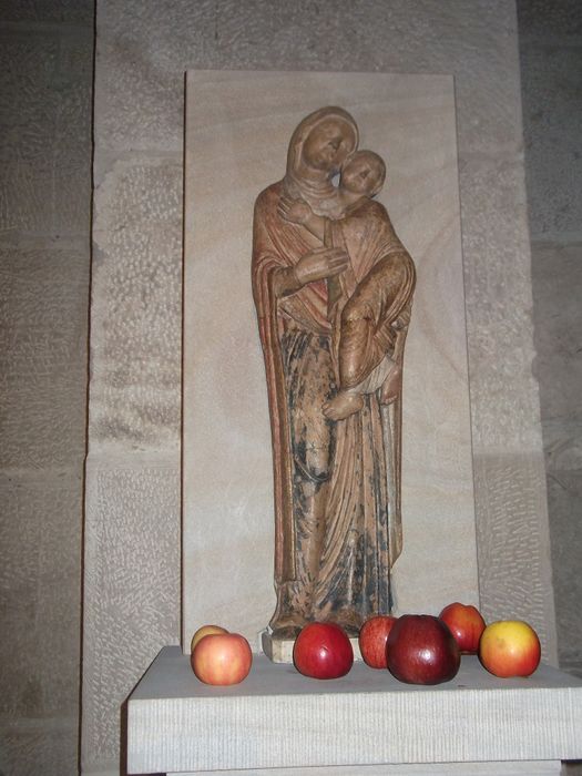 welche Bewandtnis haben die Äpfel und die Maria mit Kind? Mehr im Text
