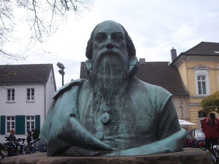 Denkmal - Wilhelm-Fabry neben der Reformationskirche