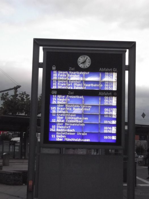 Abfahrtsmonitor auf dem Bahnhofsvorplatz