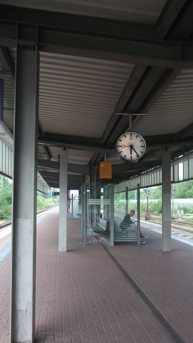 fast einsamer Bahnsteig am Moregn (doch die Uhr geht falsch :-P )