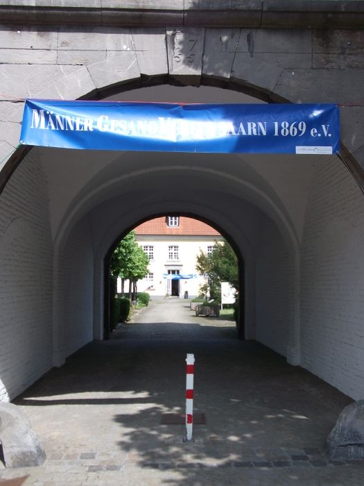 ein vielsagender Eingang mit einem Banner als Hinweis auf das Kloster