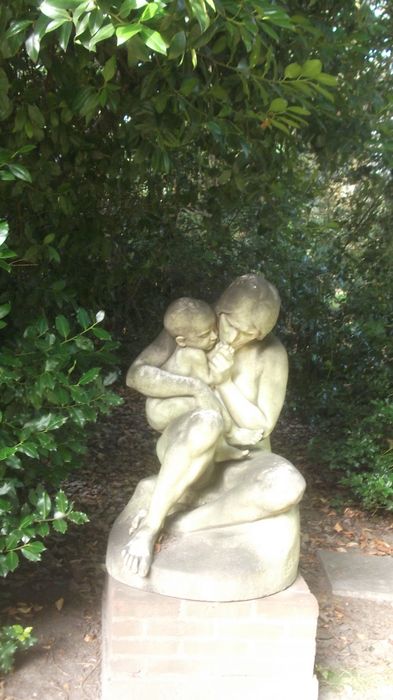 Mutter mit Kind im Malkastenpark