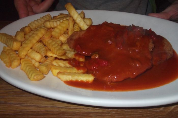 unsere Gerichte: Zigeunerschnitzel (kann man in 2 verschiedenen Größen ordern) 11,90 € fällig.