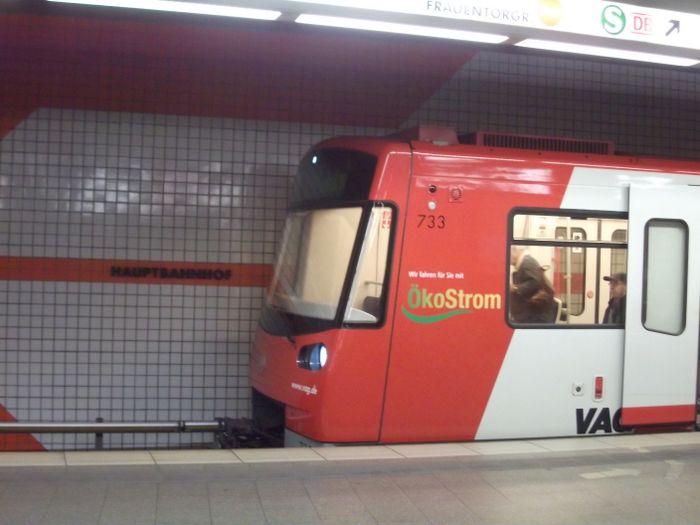 Richtig gesehen: die Geister U-Bahn ohne Fahrer - fährt vollautomatisch