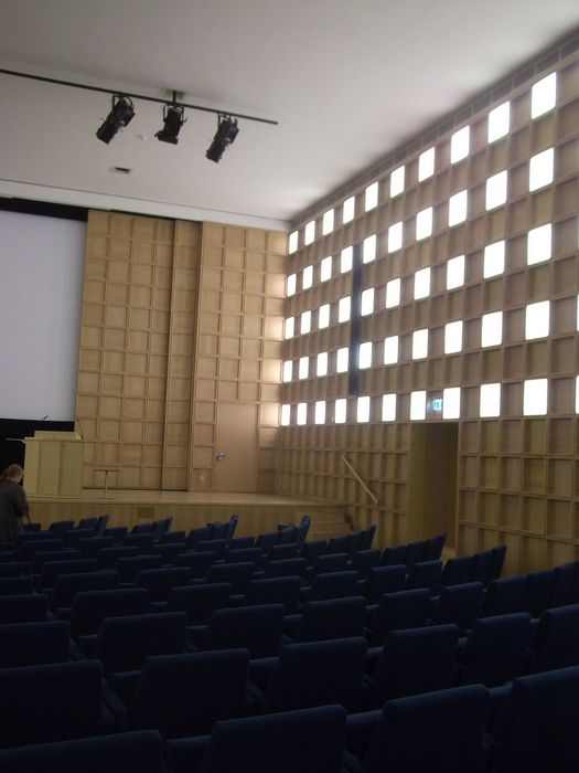 Hörsaal, der sehr häufig für Veranstaltungen genutzt wird