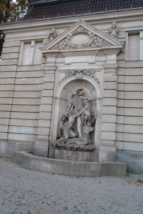 Prometheus-Wandbrunnen am Hauptgebäude der Universität der Künste