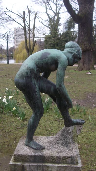 Skulptur Sandalenbinderin