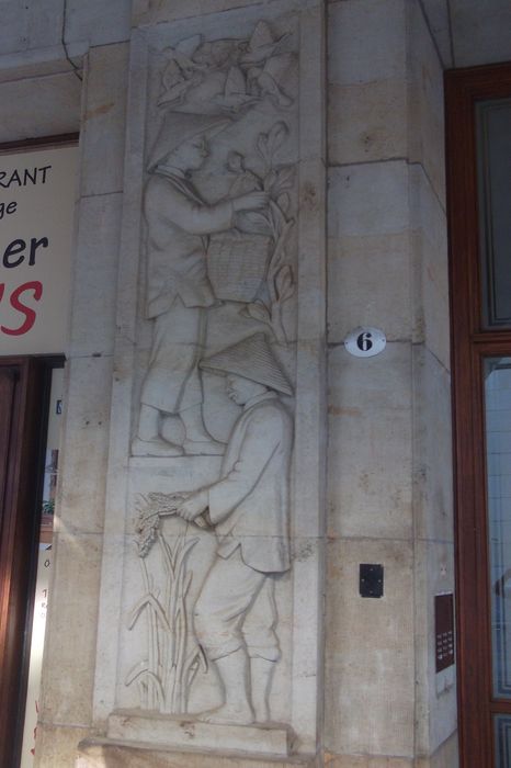 Reliefs am Haus Altmarkt