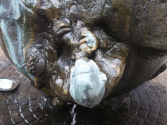 Weltkugelbrunnen „Unser kleiner Planet“ (Bronze)