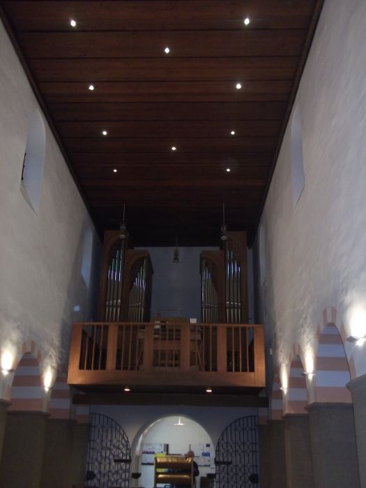 Chor mit moderner Orgel und der Holzdecke im Hauptschiff