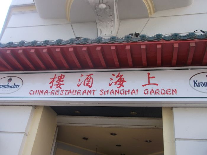 Schild mit dem Namenszug: Shanghai Garden 