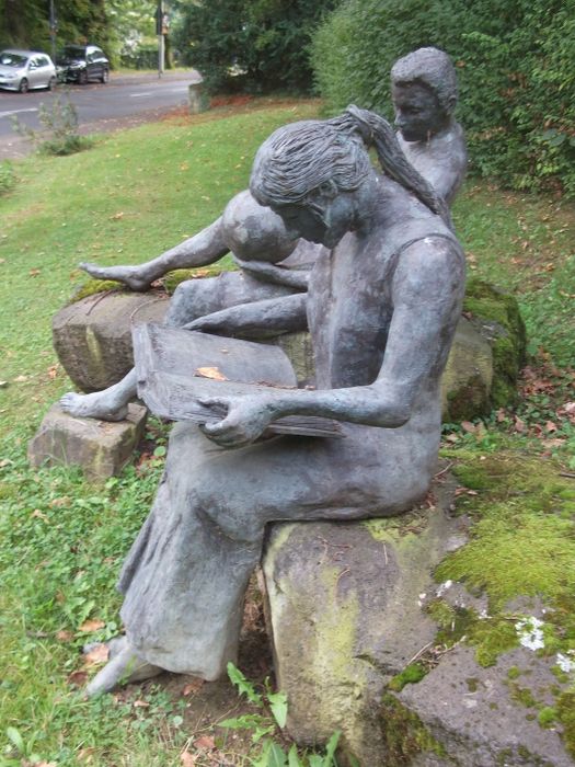 (namenlose) Bronzeskulptur am Aloisiuskolleg Bonn