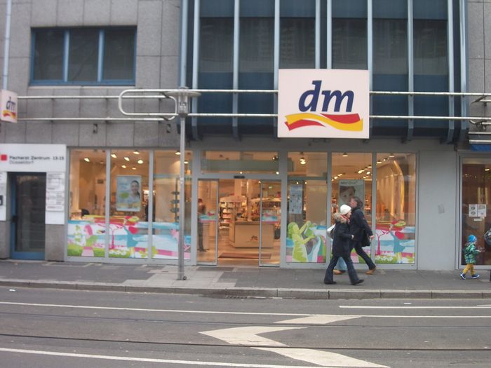 die andere Filiale der Drogreiekette dm in der Friedrichstr. (nähe Graf-Adolf-Platz)