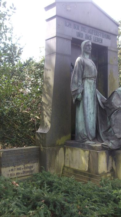 Familiengruft der industriellen Familie Jagenberg auf dem Südfriedhof Düsseldorf