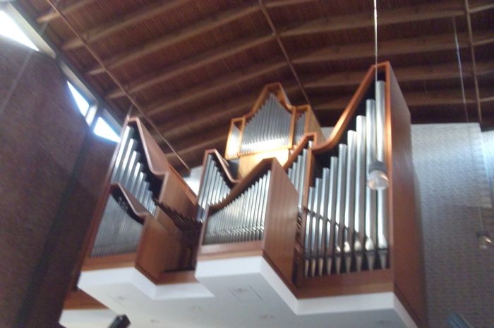 Orgel im hinteren Bereich der Kirche