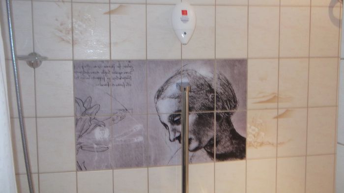 Detail über der Badewanne - Motiv Leonardos, der nicht nur hier zu finden ist 