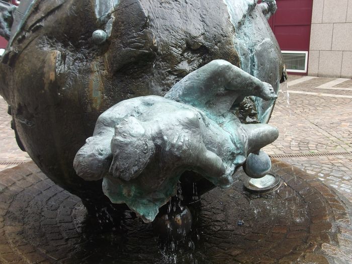 Weltkugelbrunnen „Unser kleiner Planet“ (Bronze)