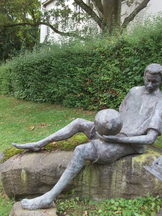 (namenlose) Bronzeskulptur am Aloisiuskolleg Bonn
