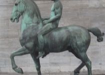 Bild zu Bronzeplastik "Der junge Reiter" neben der Kunsthalle
