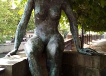 Bild zu Skulptur Eine sitzende Frau