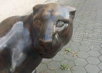 Bild zu Heinrich-Drake-Skulptur "Pantherkatze"