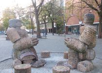 Bild zu Das steinerne Paar oder Rotkreuzplatzbrunnen