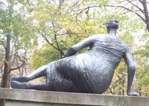 Bild zu große Liegende - Draped Reclining Woman vor der Neuen Pinakothek.