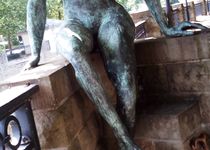 Bild zu Skulptur Eine sitzende Frau