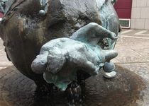 Bild zu Weltkugelbrunnen „Unser kleiner Planet“ (Bronze)