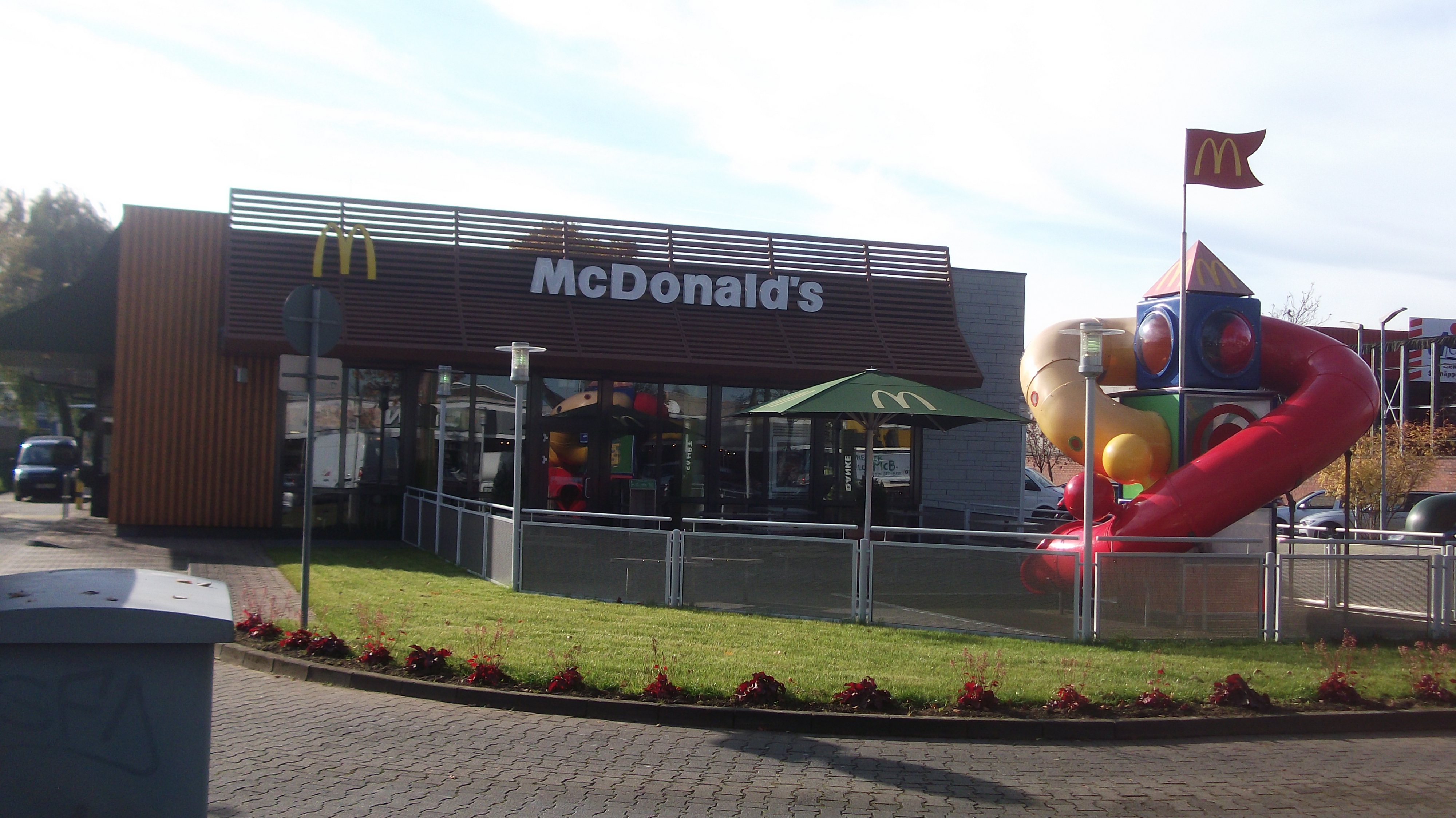 letzter Blick zurück... auch wenn's schwer fällt - McDonald's Königsbergerstraße Düsseldorf