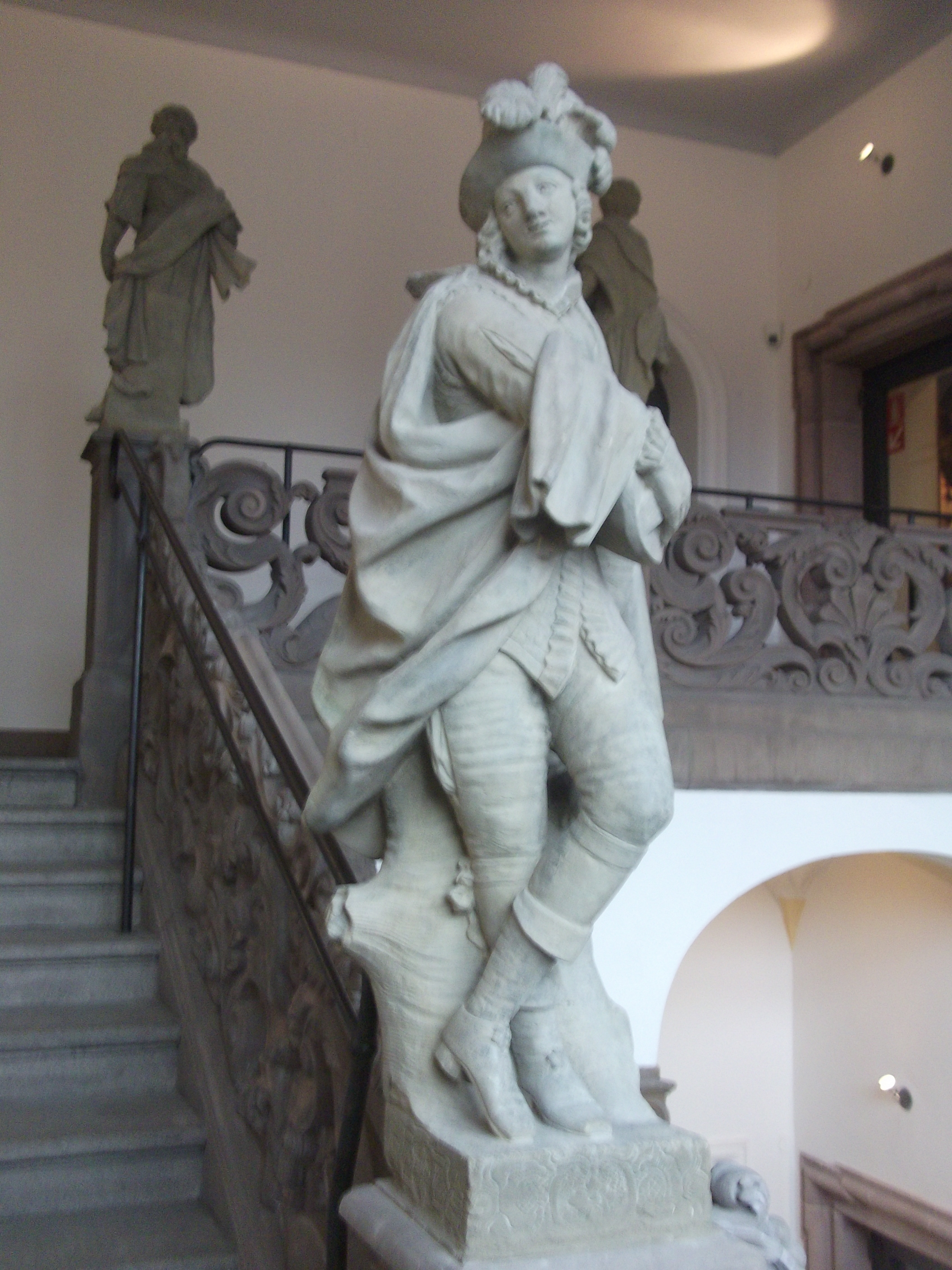 Detail der barocken Treppe eine Figur aus der Comedia dell Arte