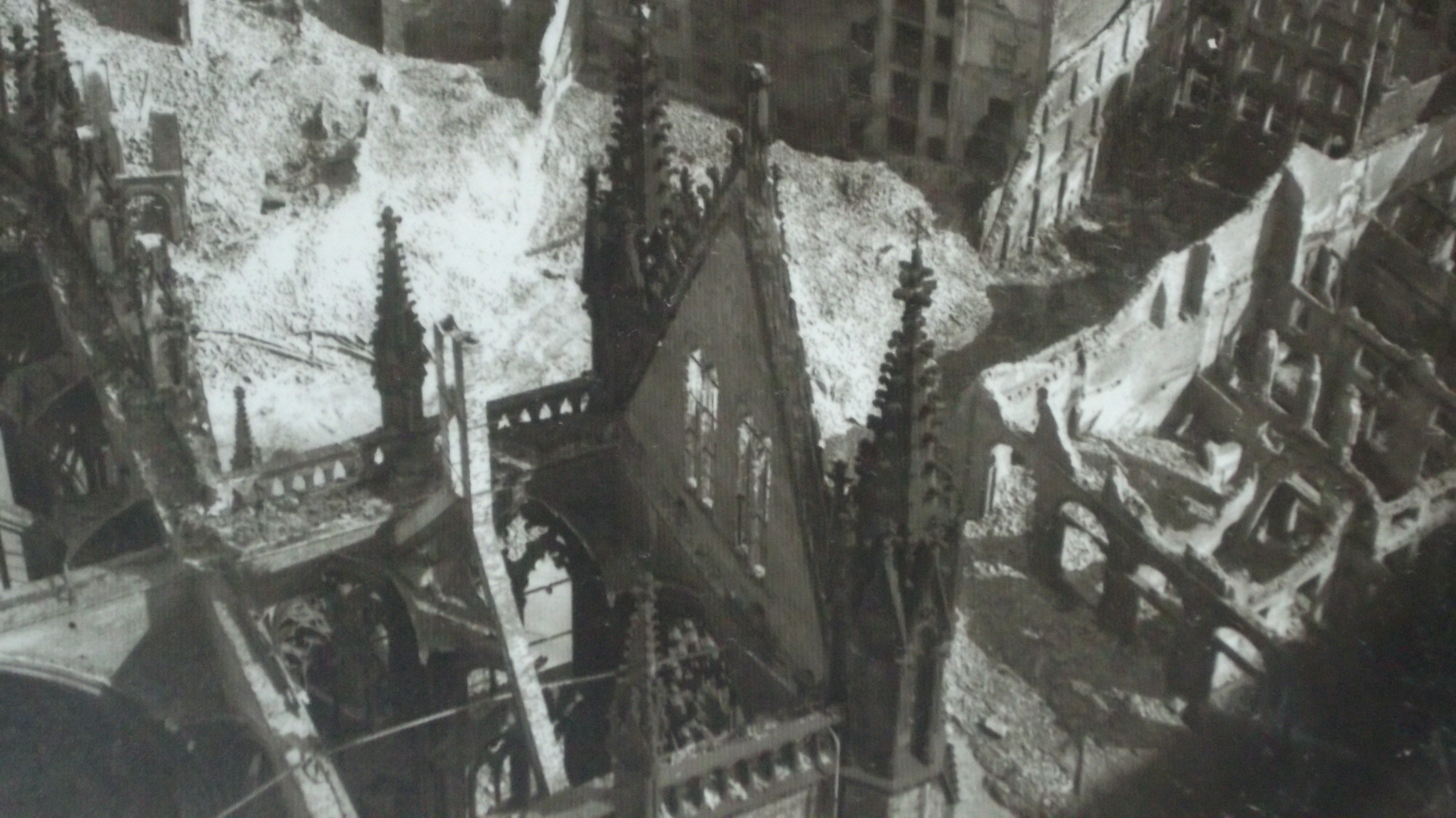 Nikolaikirche nach dem Krieg als Ruine