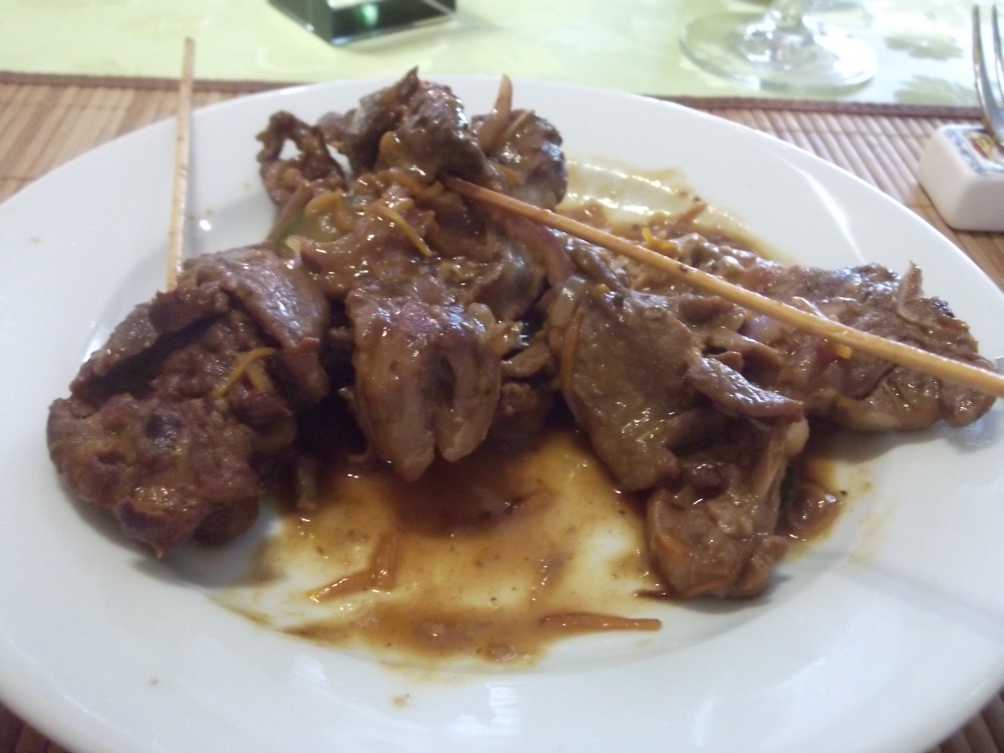 mein Gericht vom mongolischem Grill: Lammkarrée, -geschnetzeltes und auf dem Spieß Känguru mit passendem Gemüse und Soße