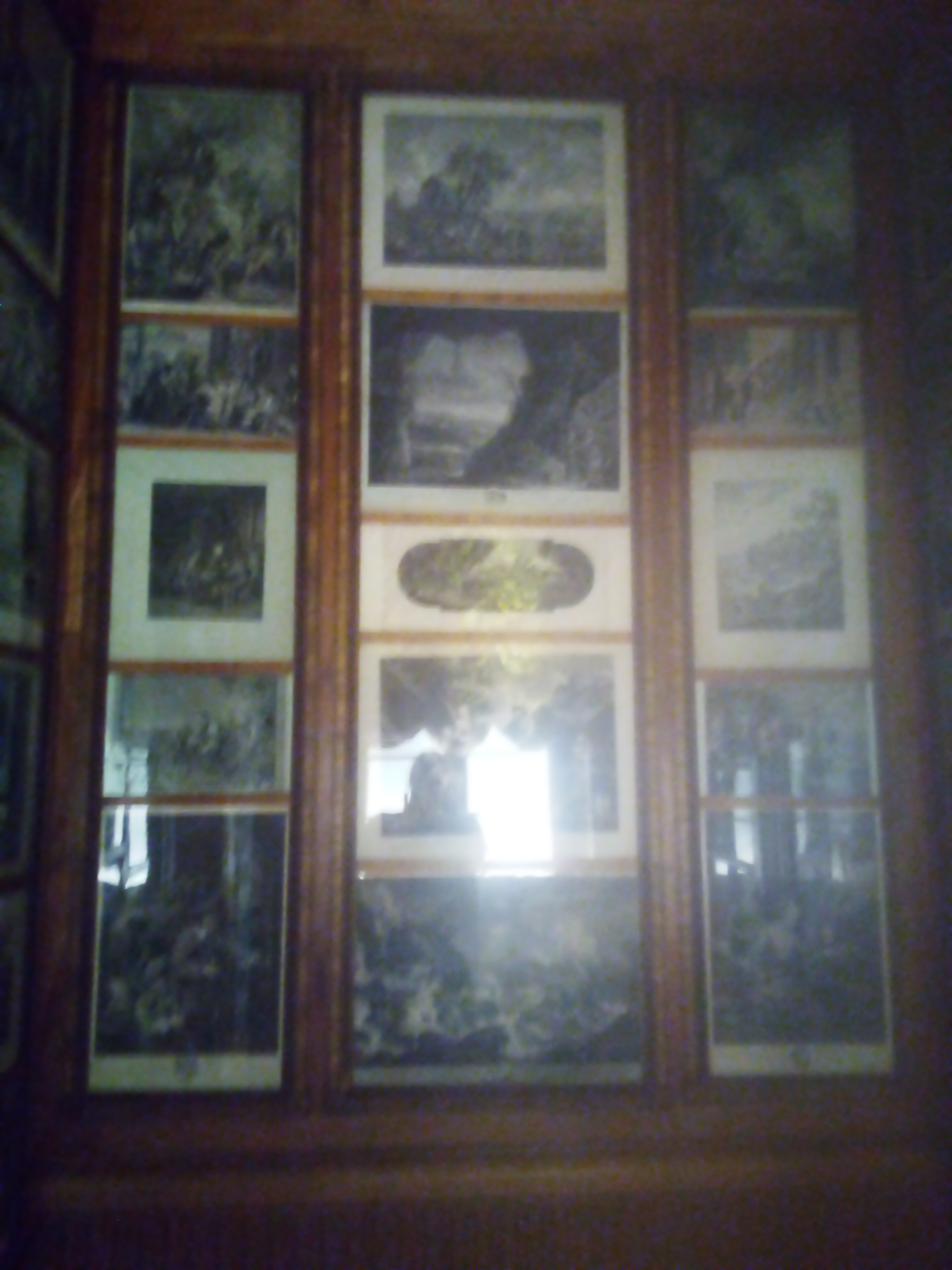 Kabinett mit Spiegel und Bildern