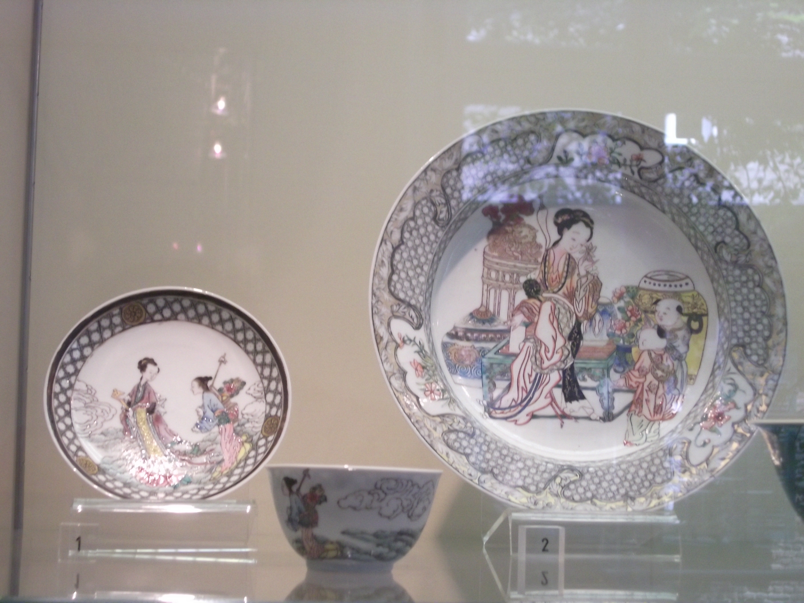 chinesisches Porzellan (Eierschalenp.) Qing-Dynastie (1644-1911) Koppchen mit Untertasse mit F&uuml;nffarbendekor: unsterbliche Wolken
und Mutter mit Kindern (gleiche Technik) 1723-35