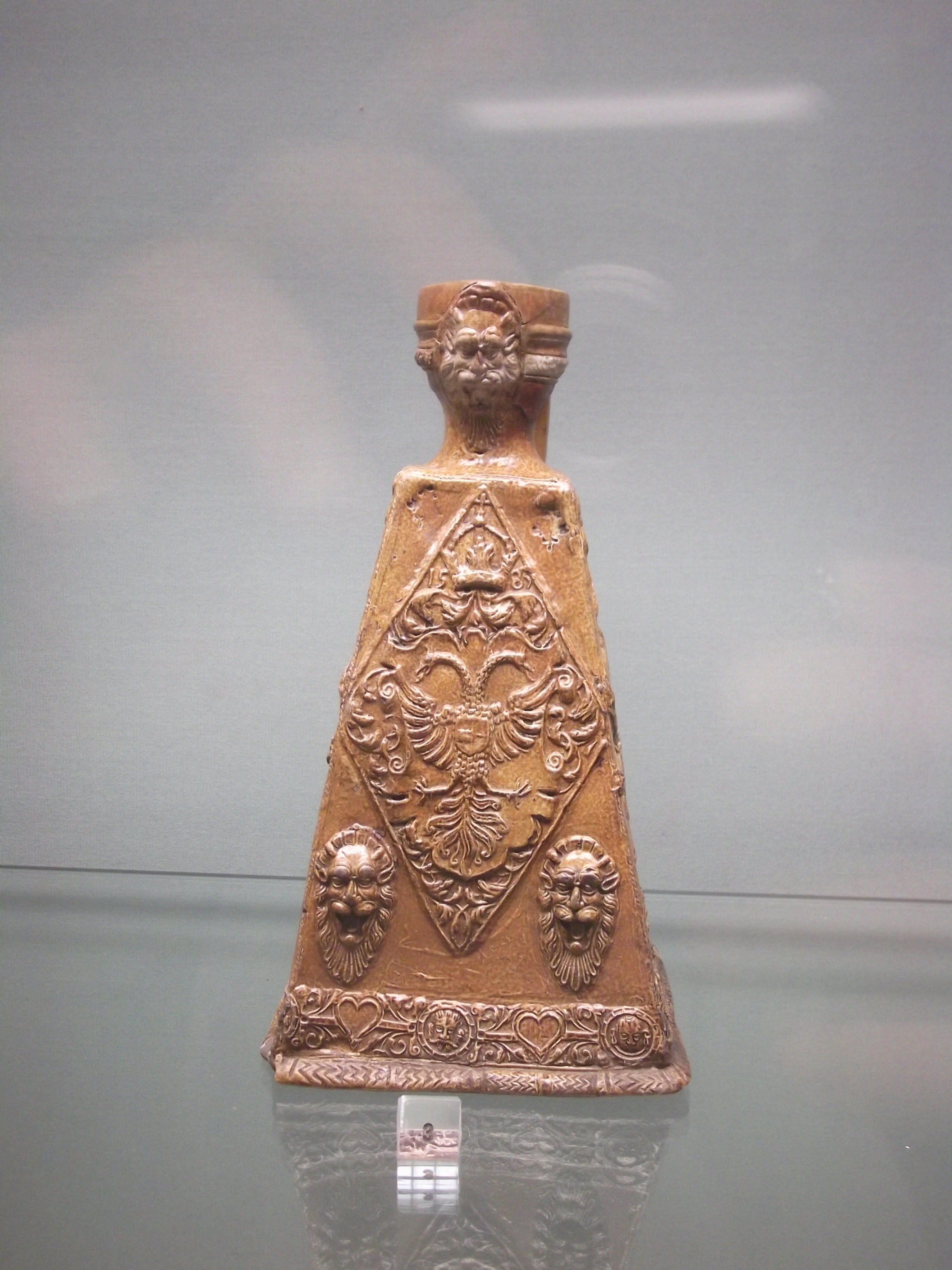 Keramik aus Raeren  Vierkantige Kanne Steinzeug mit Salzglasur mit einem Löwenwappen 1583
