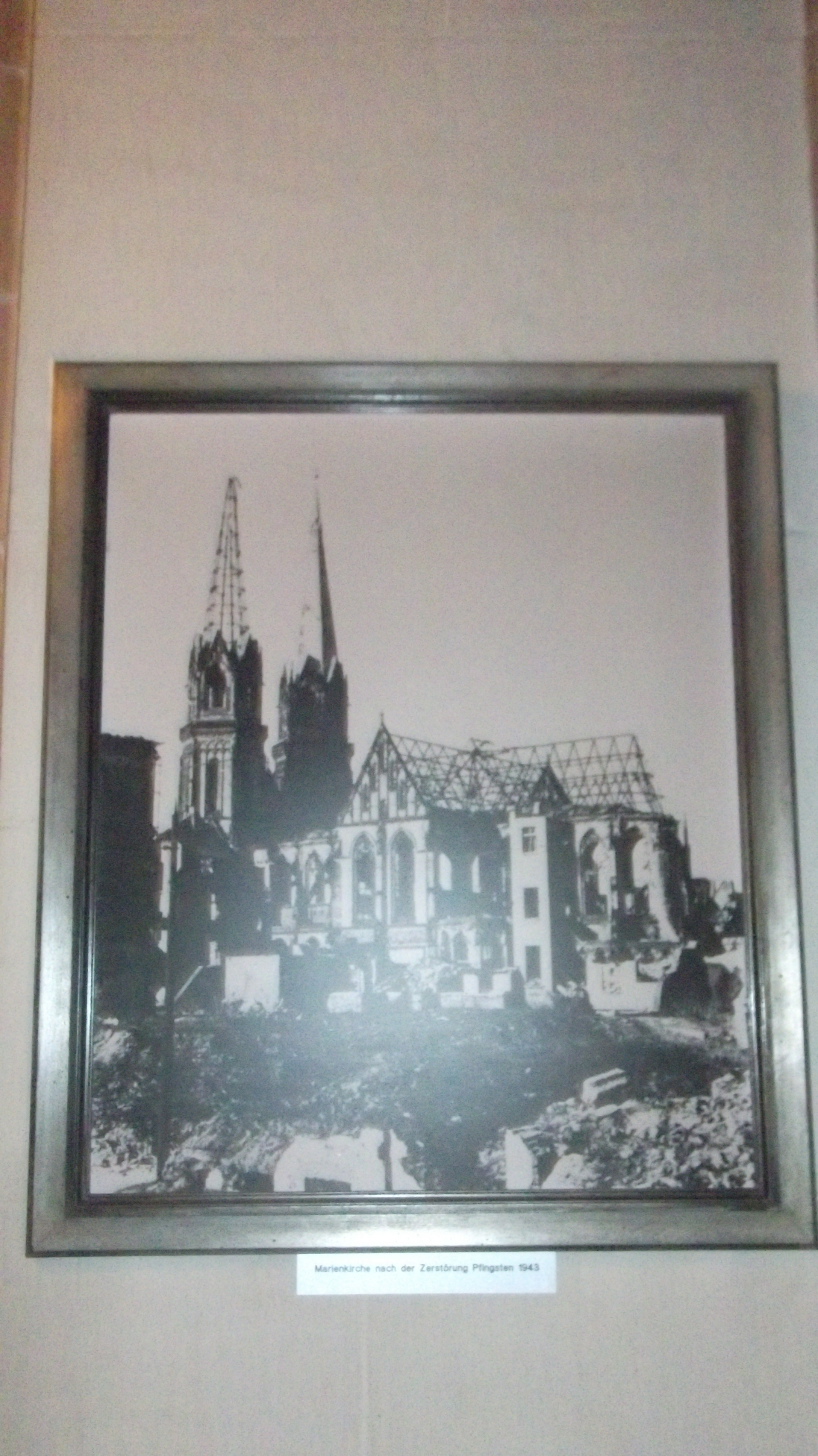 die ausgebombte Kirche während des Kriegs